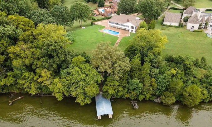 Gallatin House | Lake estate on Old Hickory with pool and hot tub, convenient to Nashville