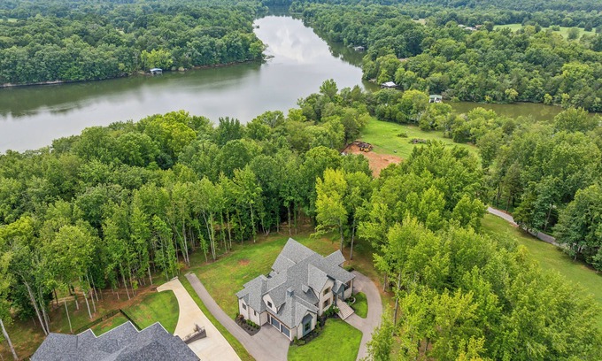 Lebanon House | Lake Estate w private Dock on 2 acres Just outside Nashville, Tn!
