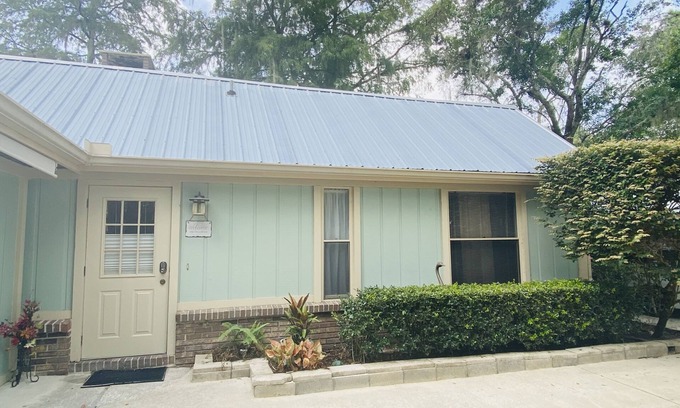 DeLand Apartment | Lake Forest Retreat