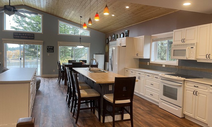 East Kootenay Cabin | Lake Front at Baynes Lake | A/C | Private Hot Tub