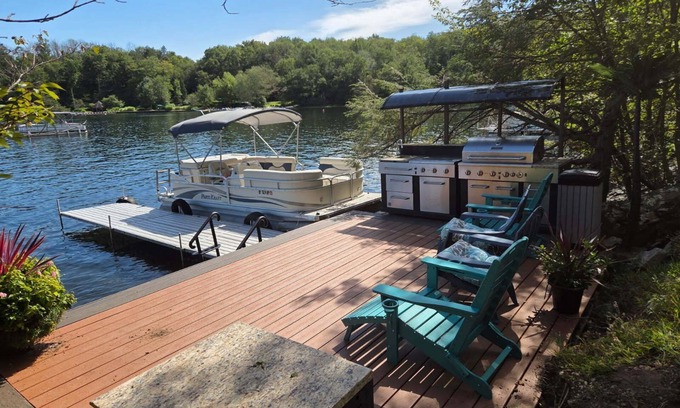 White Lake House | LAKE FRONT BETHEL WOODS Dine Alfresco 4 Burner Grill and Flat Top on Lake & Frig
