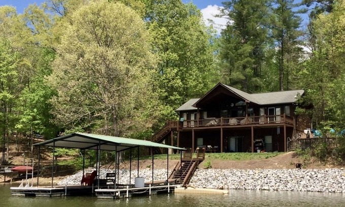 Blairsville House | Lake Front Cabin for the PERFECT Holiday Getaway ! Pet Friendly!
