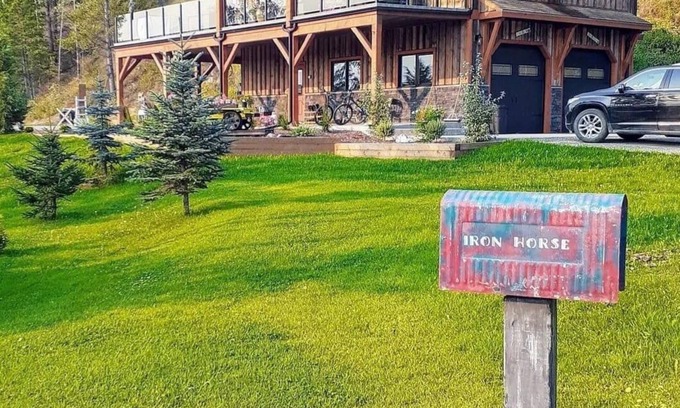 East Kootenay House | Lake Front Cabin-Invermere-4 Bedroom, Ice Fishing Shack, Hot Tub, Private