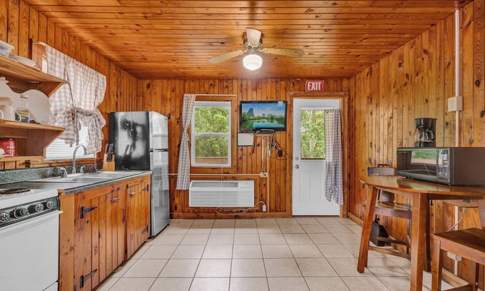 Smithville Cabin | Lake Front Cabin With a Pool and Bar & Grill