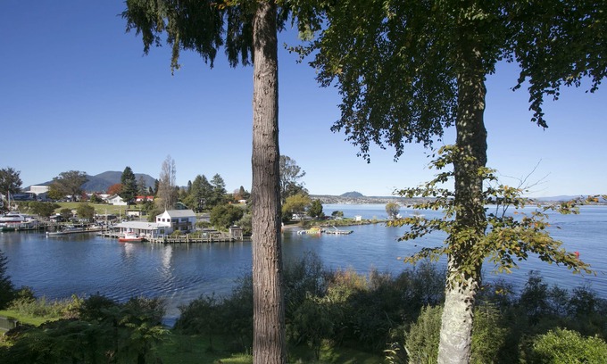 Taupo Ski Chalet | Lake Front Chalet in Taupo