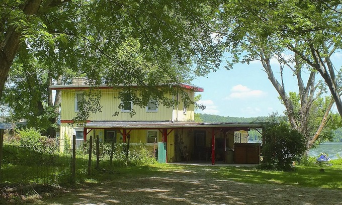 Unionville House | Lake Front Home close to Nashville IN, Bloomington IN and Indiana University