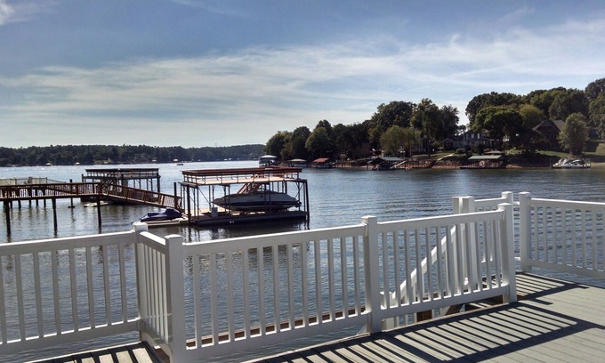 Troutman House | Lake Front Home With Beautiful Veiw And Deep Water
