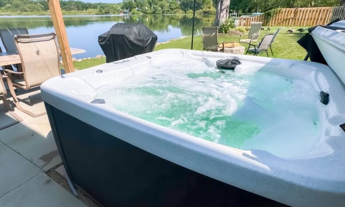 Portage Lakes Apartment | Lake Front|Hot Tub|Kayaks|Fire Pit|Sleeps 10