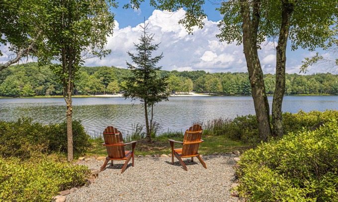 Briar Crest Woods Cabin | Lake Front Lodge Hot tub fire pit Kayak