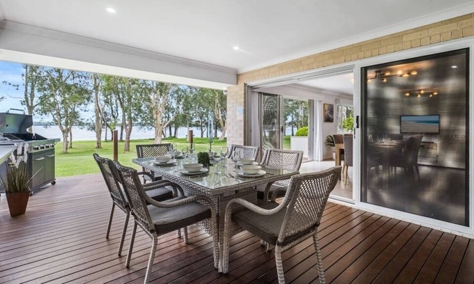 Chain Valley Bay House | Lake Front Luxury at Lake Macquarie