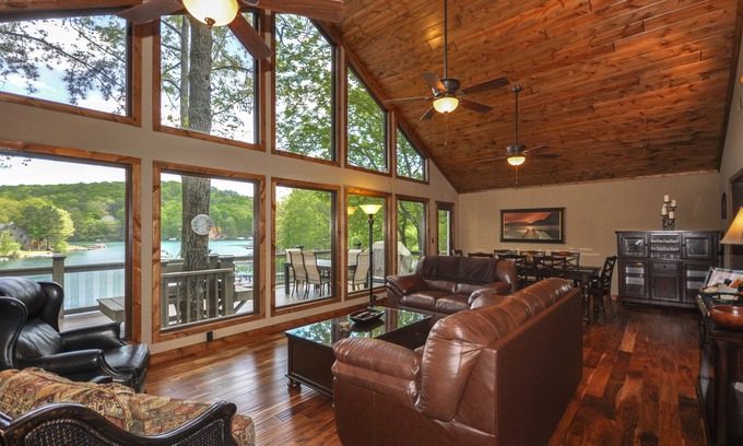 Waleska House | Lake Front, PETS, Theater, Dock, Swim-Fish-Boat, Fire Pit, NEW BOAT, Pickleball