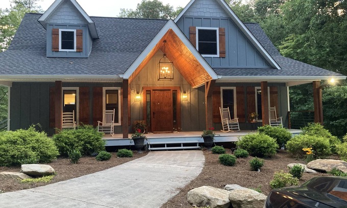 Blairsville House | Lake Front, Pontoon Boat, Fire pit, Kayaks,Hot tub, Ping Pong, Dock