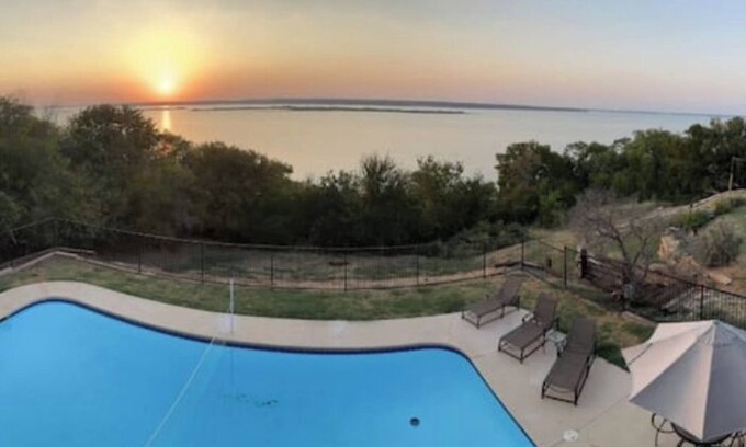 Pottsboro House | Lake Front, Pool & Sunset Island Views- Lake Texoma HEAVENLY!