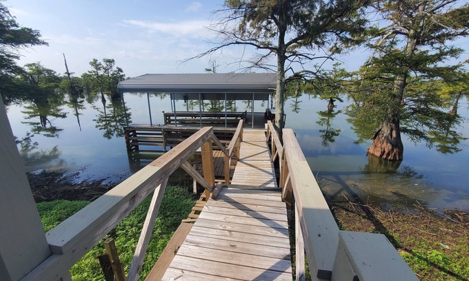 Oneida House | Lake front rustic fishing camp
