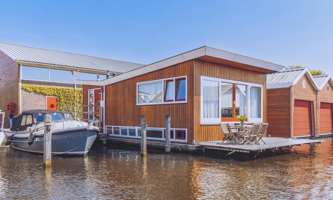 Municipality of Uitgeest Boat Rental | Lake front ship in Uitgeest with WiFi