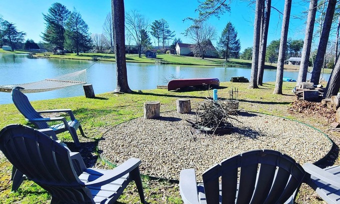Crossville House | Lake Front Sleeps 4. Close to Waterfalls, Parks, Golf, Fishing & Dog Friendly.