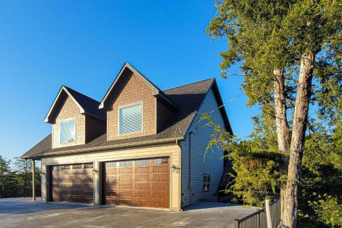Sevierville House | Lake Front Smoky Mountain View