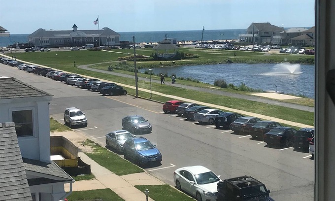 Wall House | Lake Front Spacious 3 Bdrm Rental on Silver Lake -Steps to the Beach