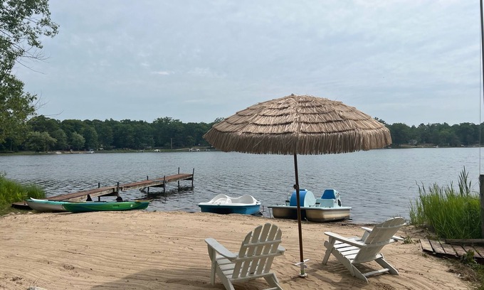 Lake Cottage | Lake Front with Hot tub! Silver Lake, Clare Co. nNew owners, many upgrades! n