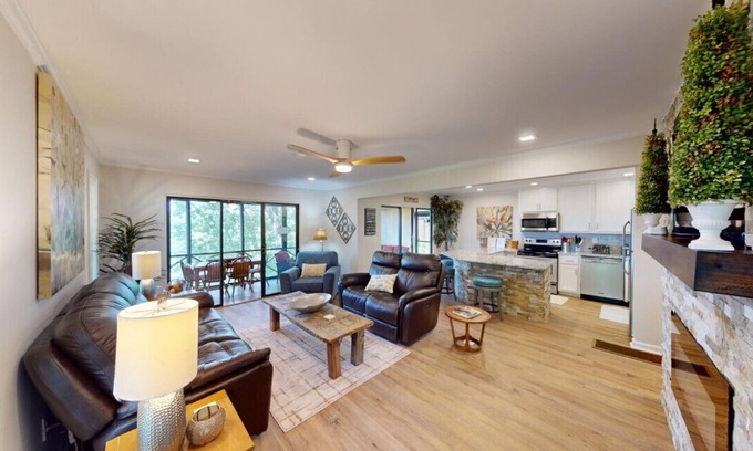 Bronston House | Lake-Front Woodson Bend 14-1