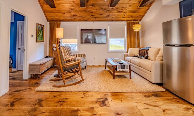 Lake George Cabin | Lake George Luxury Cabin (2 bed/1 bath)