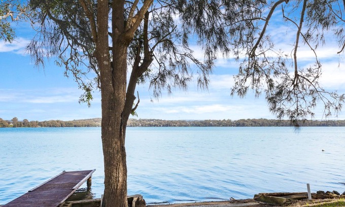 Mannering Park House | Lake Getaway - Stay 2 nights, get 1 night free!