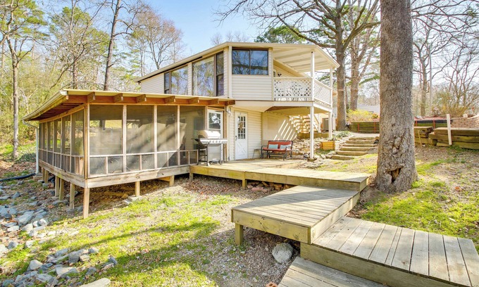 Piney House | Lake Hamilton Family Gem: Hot Tub & Boat Slip!