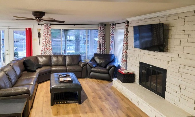 Piney House | Lake Hamilton Home 8 Mi to Oaklawn Racing Resort!