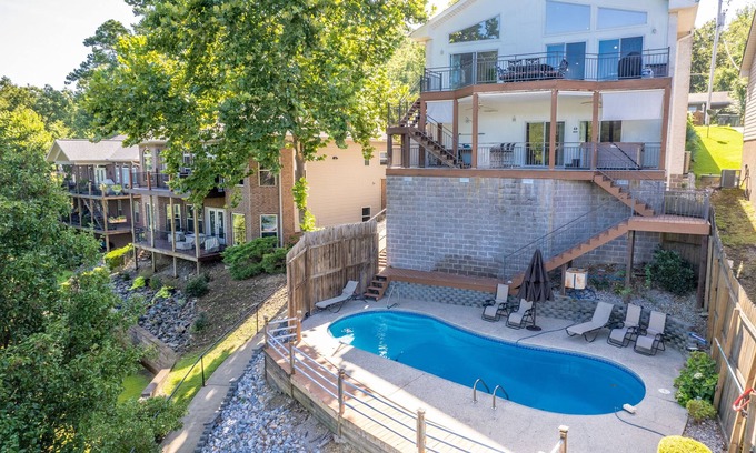 Piney House | Lake Hamilton House with Pool and Hot Tub!