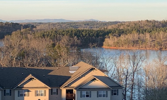 Keowee Apartment | Lake Hartwell/Clemson condo- perfect game day retreat