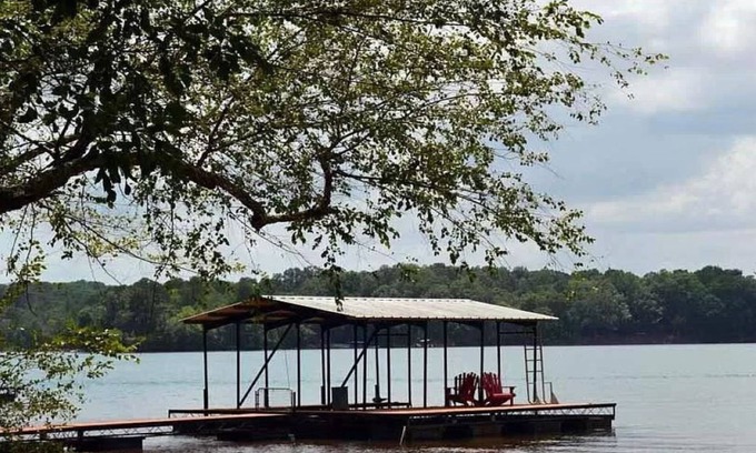 Fair Play House | Lake Hartwell Covered Dock & Sunset Beach 3BD, 1BA