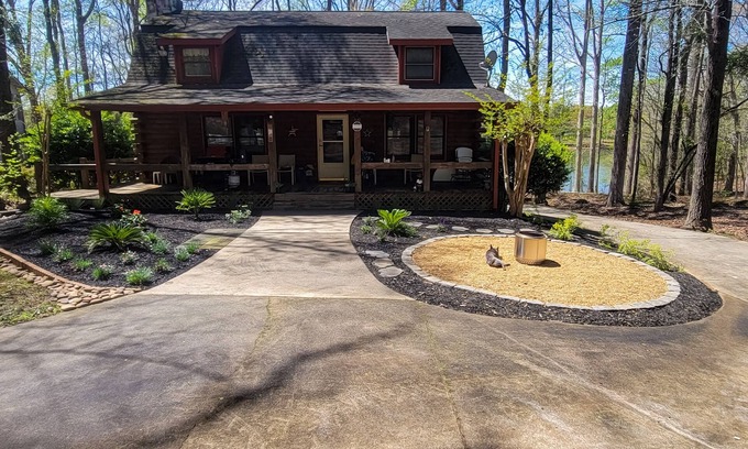 Townville Cabin | Lake Hartwell-front cabin with firepit, gameroom + private dock