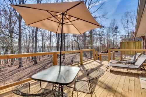Anderson House | Lake Hartwell Retreat with Deck and Private Dock!