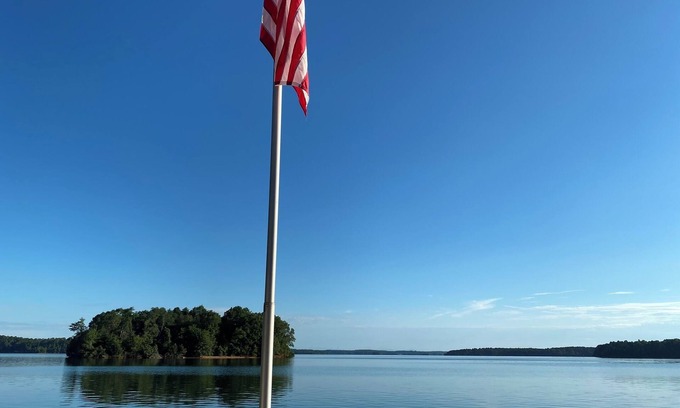 Anderson House | Lake Hartwell Updated Cottage. 4/3.5 sleeps 8