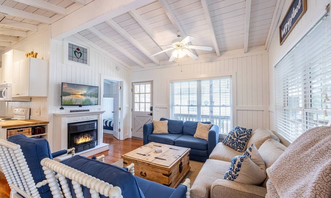 Fair Play House | Lake Hartwell Waterfront Cottage with Game-Room Sleeps 9
