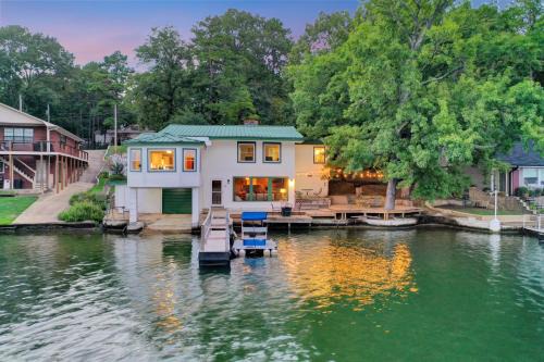 Piney House | Lake Haven Chateau - Hot Tub, Game Room, Pontoon Boat, 3BR, 3 Bathroom