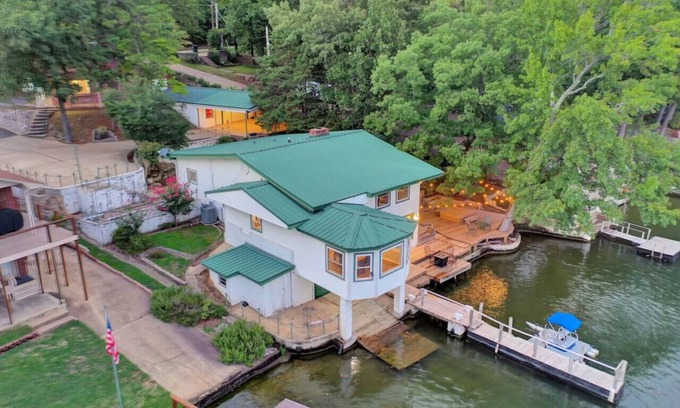 Piney House | Lake Haven (Hot Tub, Game Room)
