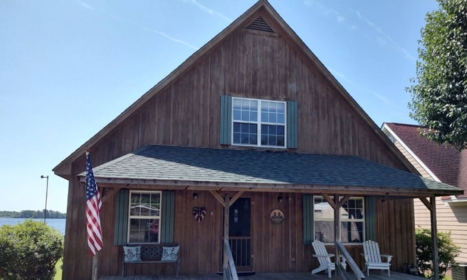 Summerton House | Lake Haven - Waterfront Cabin with Dock and Swim Area