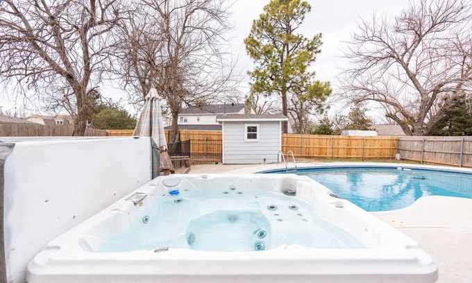 The Village Villa | LAKE HEFNER 🎣 SWIMMING POOL 🏊 HOT TUB GAME ROOM 🎱 POOL TABLE 🐶