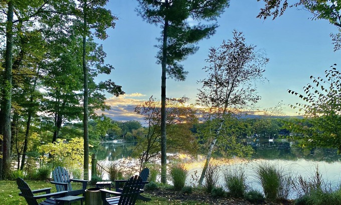 Copake House | Lake House- amazing sunsets, kayaks, fire pit, family friendly (sleeps 6).
