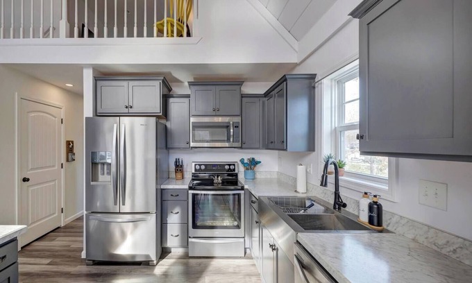 Unionville House | Lake House kid-friendly, arcade room, bunk beds, trampoline, firepit, large deck