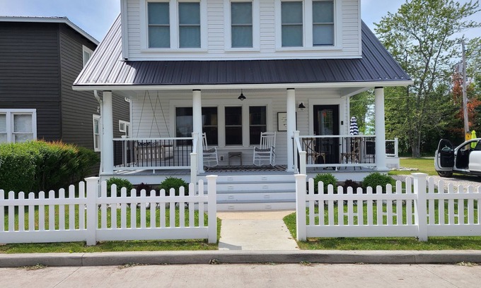 Geneva-on-the-Lake House | Lake House located in the heart of The Strip.