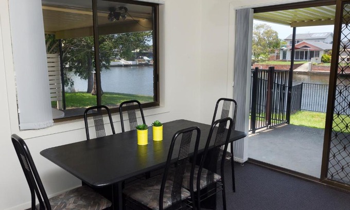 Forster House | Lake House on Elouera