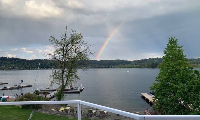 Issaquah House | Lake house, private beach, Jacuzzi tub, large deck
