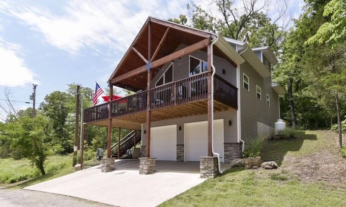 Lampe House | Lake House Retreat - Private Hot Tub!