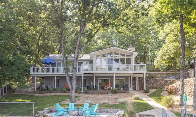 McColley House | Lake House: Spacious 6-Bedroom Retreat Perfect for Families and Waterside Fun!
