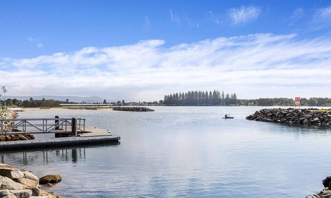 Lake Illawarra Apartment | Lake Illawarra foreshore - Close to beach -3 bedrooms - Lake view - sleeps 7