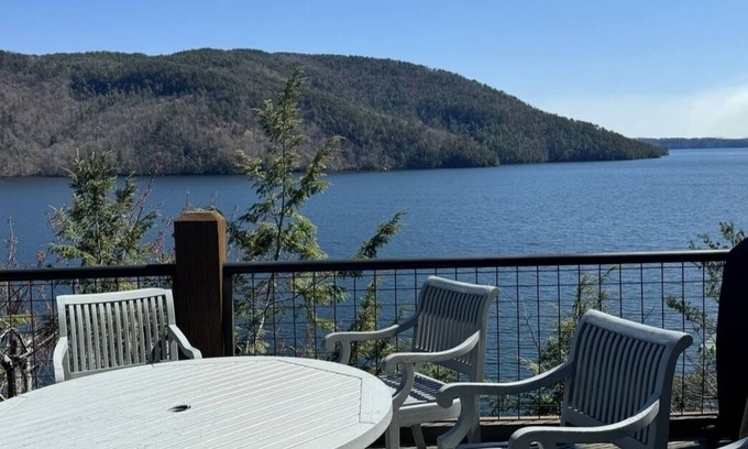 Salem House | Lake Jocassee lake front home
