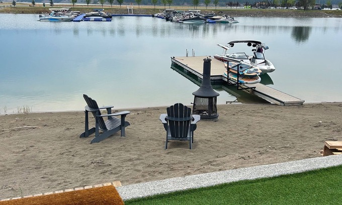 East Kootenay Cottage | Lake Koocanusa Beach-C/W dock