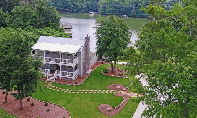 Gainesville House | Lake Lanier Farmhouse near Olympic Rowing Venue